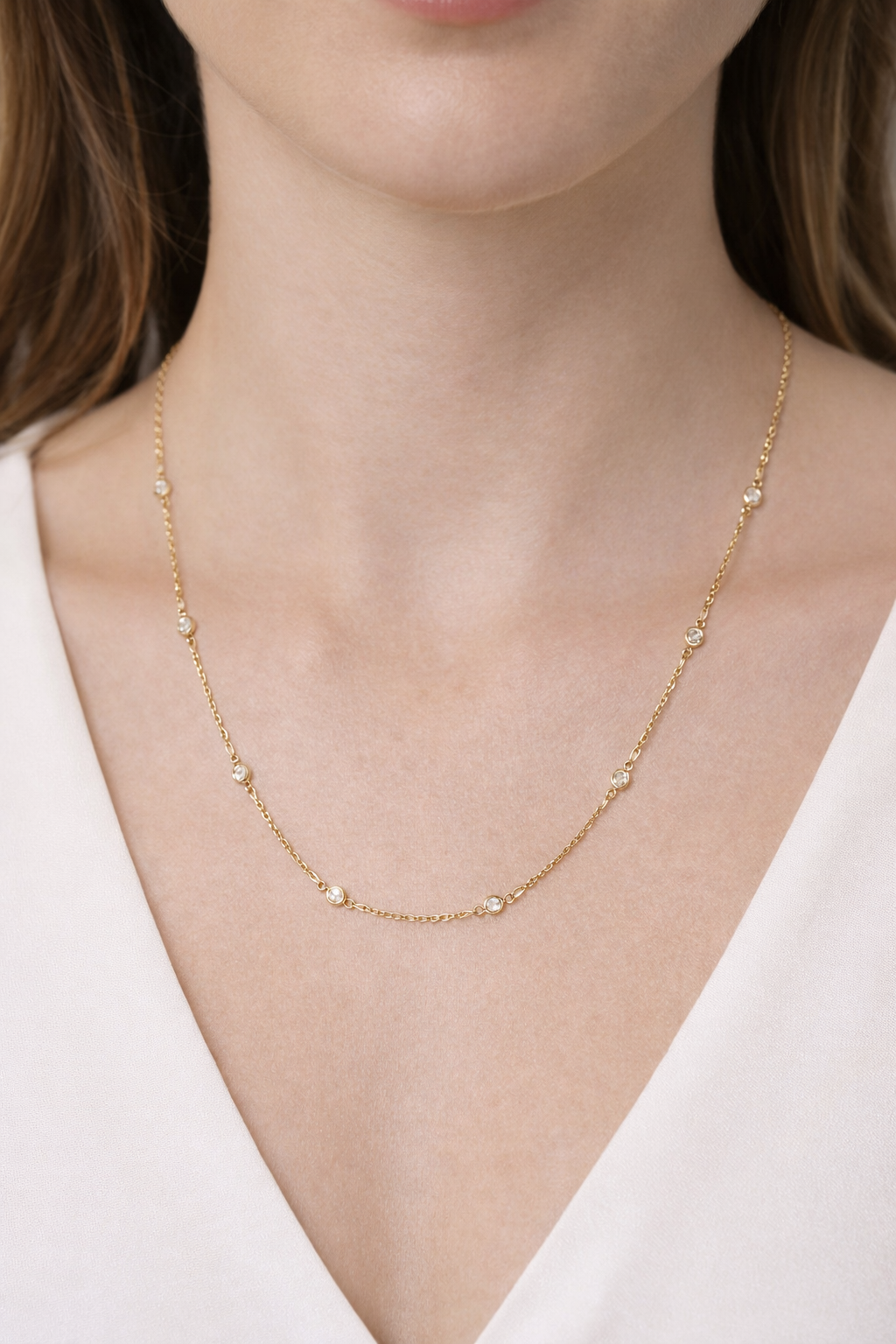 Colar Longo Dourado com Pontos de Luz