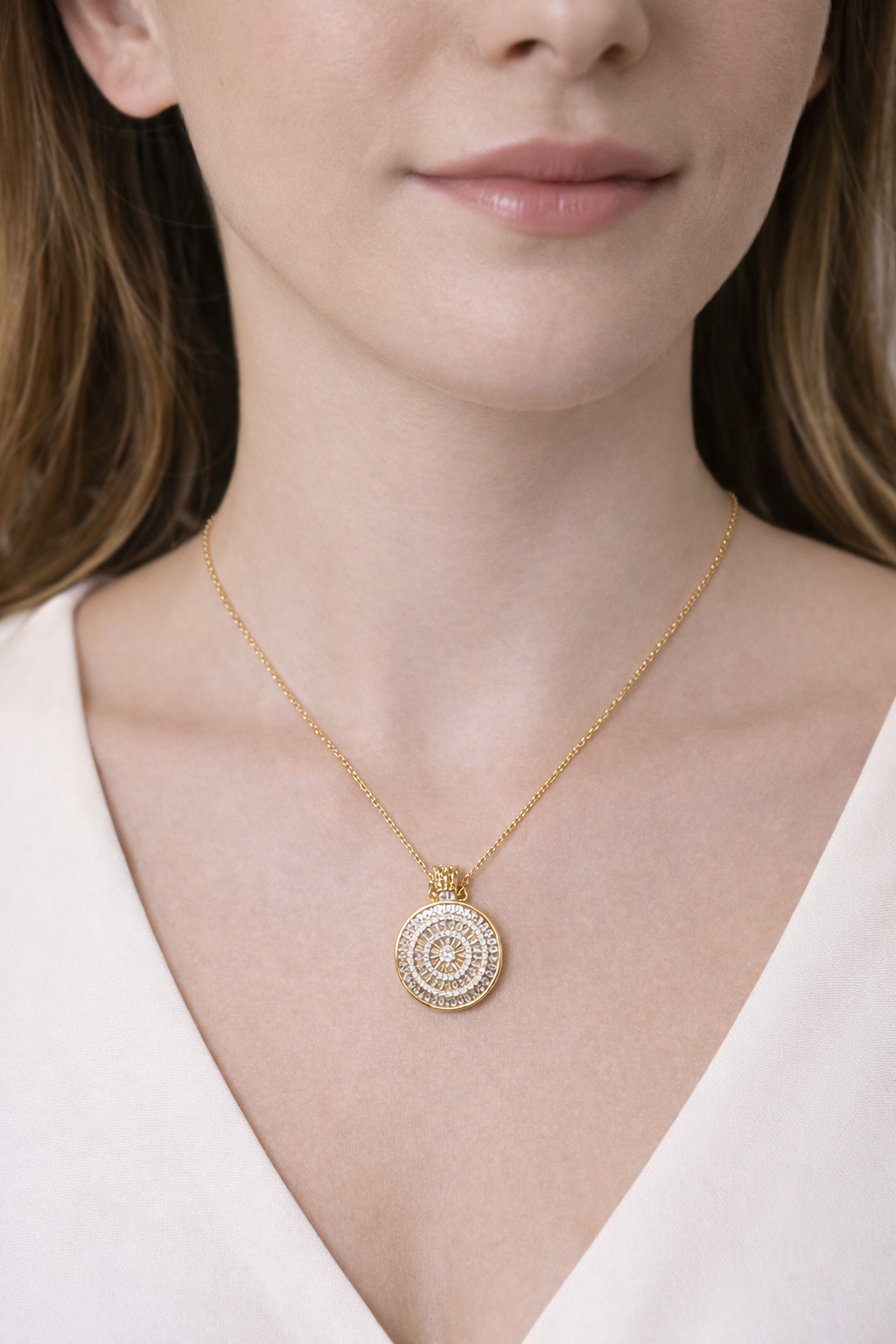 Colar Pingente Medalha Cravejada Dourado