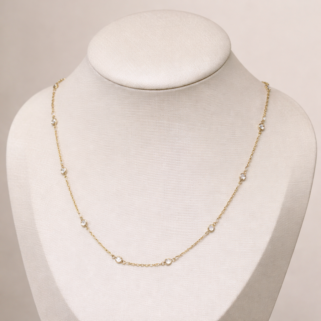 Colar Longo Dourado com Pontos de Luz