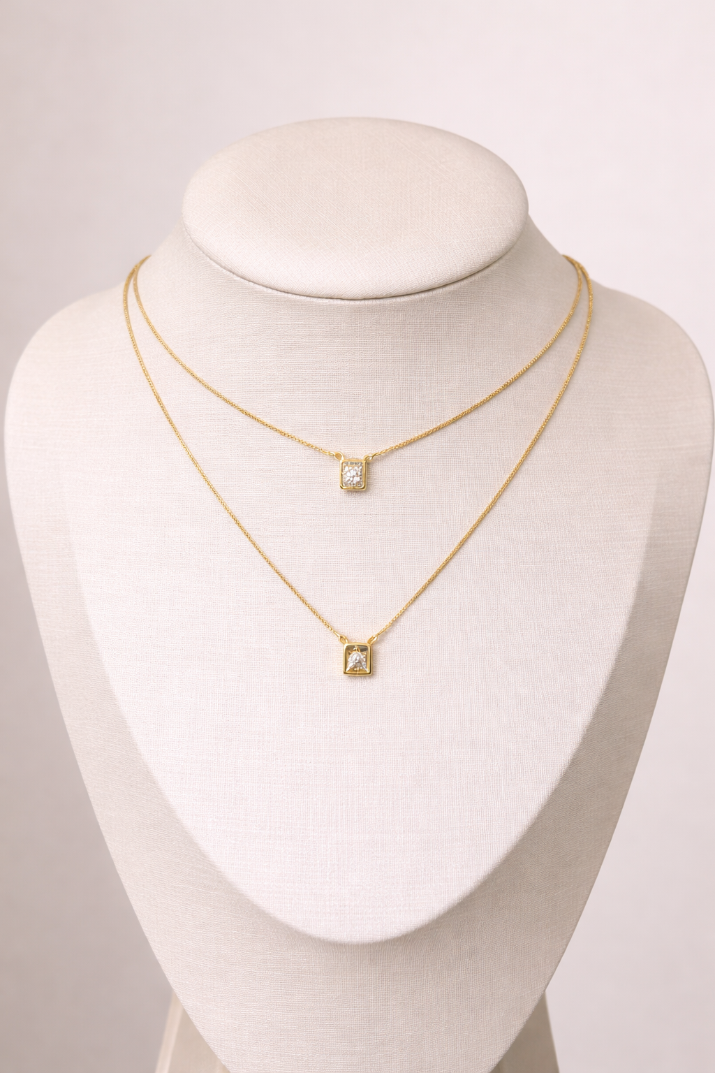 Escapulário Medalhas Quadradas Cravejada e Religiosa Dourado