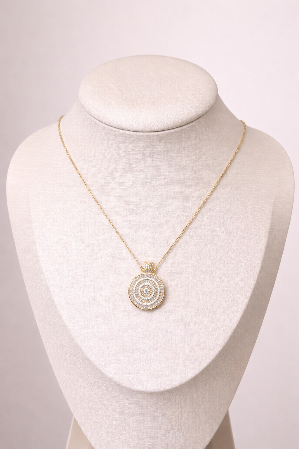 Colar Pingente Medalha Cravejada Dourado