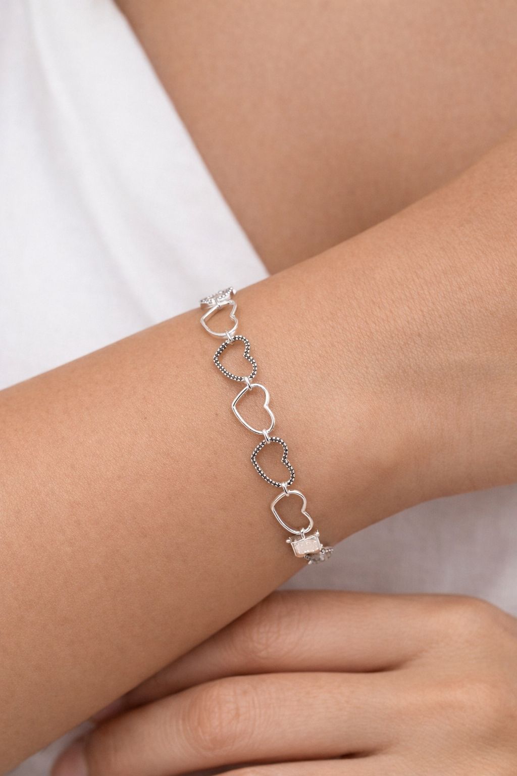 Pulseira de coração cravejada