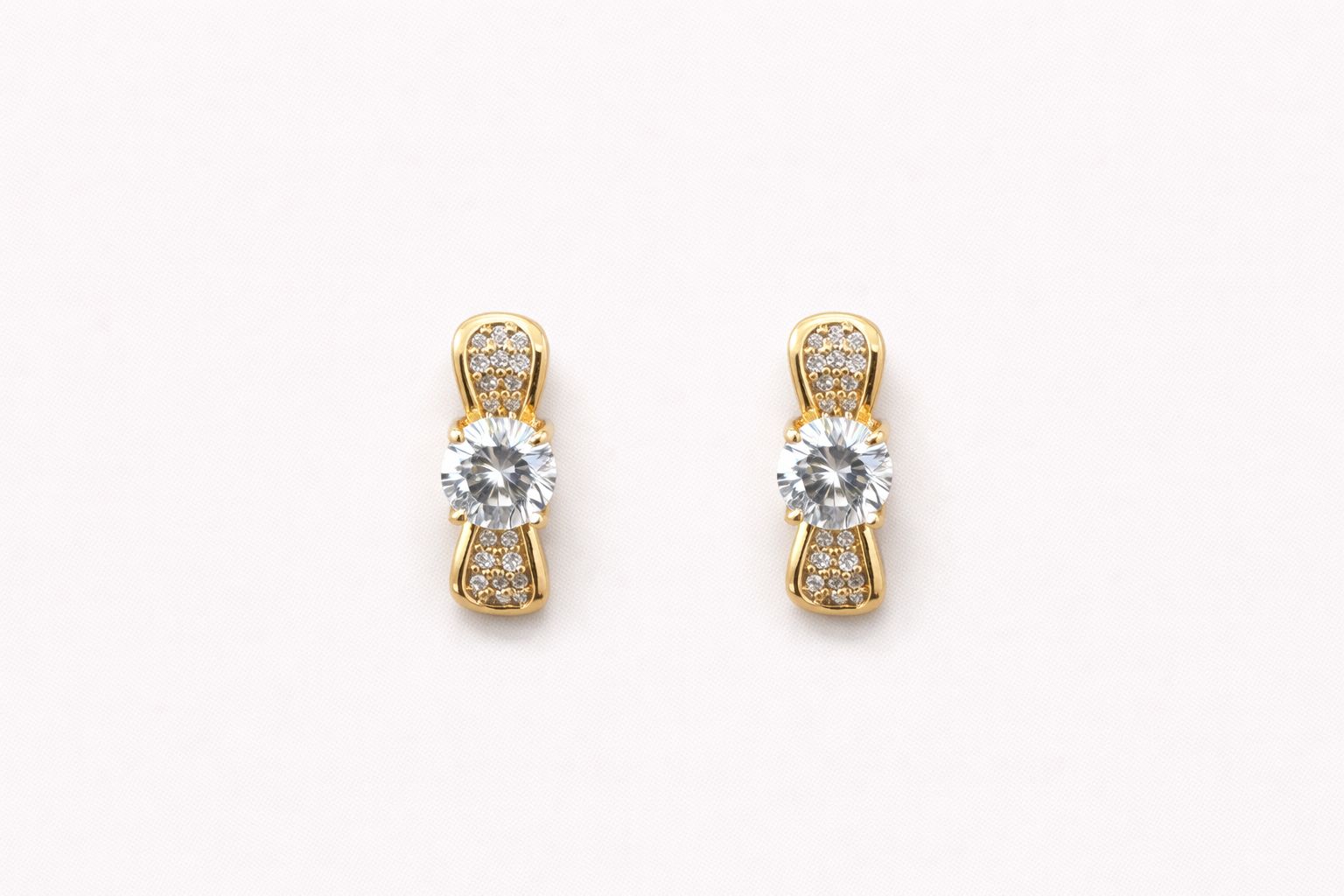 Brinco laço cravejado